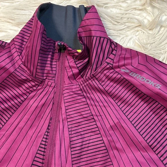 Brooks Run Happy Drift Shell Jacket Size Small Reflective Windbreaker‎ 220971 - Picture 12 of 12